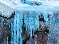 Eiszapfen Ansammlung neben Bachkaskade